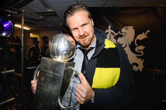 s tränare Rikard Norling jublar med Lennart Johanssons