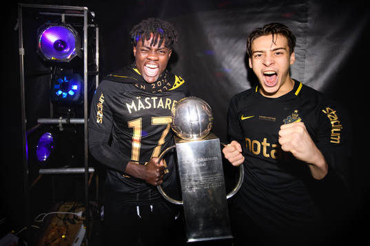 s Daniel Mushitu och Adam Ben Lamin jublar med Lennart