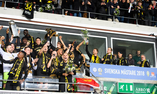 s spelare jublar med Lennart Johanssons pokal