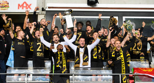s spelare jublar med Lennart Johanssons pokal