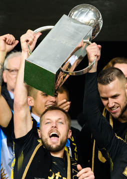 s Sebastian Larsson jublar med Lennart Johanssons pokal
