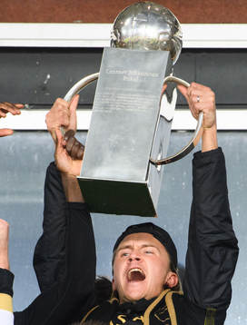 s Kristoffer Olsson jublar med Lennart Johanssons pokal
