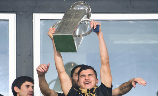 s Tarik Elyounoussi jublar med Lennart Johanssons pokal