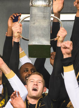 s Robin Jansson jublar med Lennart Johanssons pokal