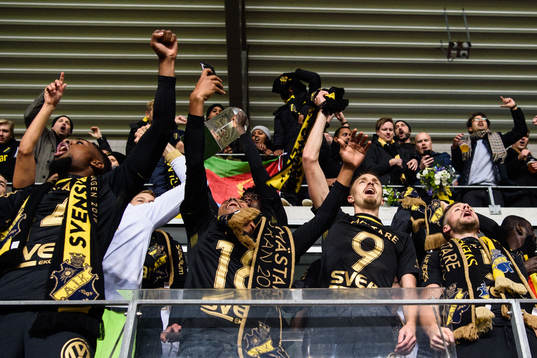 s spelare jublar med Lennart Johanssons pokal