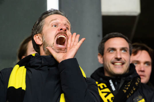 s tränare Rikard Norling jublar