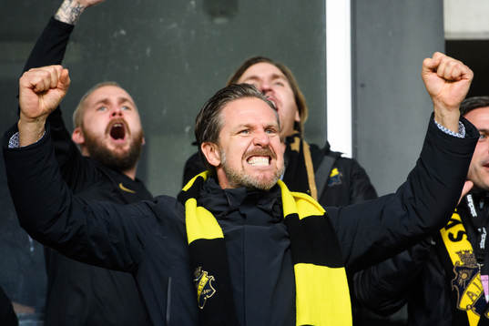s tränare Rikard Norling jublar
