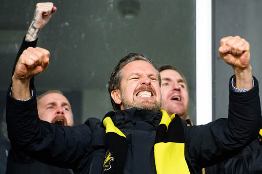 s tränare Rikard Norling jublar