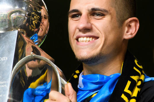 s Nicolas Stefanelli jublar med Lennart Johanssons pokal