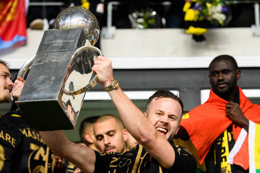 s Robert Lundström jublar med Lennart Johanssons pokal