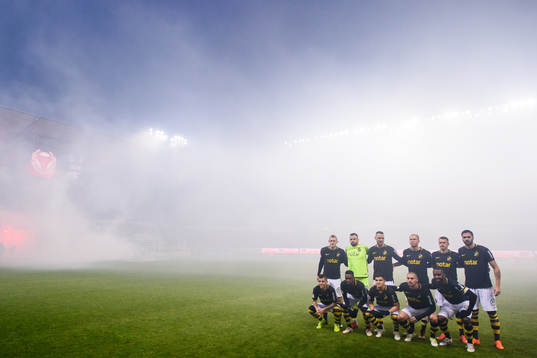 s startelva ställer upp för en gruppbild