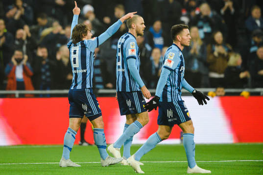 Djurgårdens Kevin Walker jublar med lagkamrater