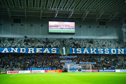 Djurgårdens supportar med ett hyllningstifo för målvakt