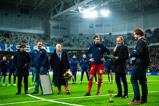 Djurgårdens målvakt Andreas Isaksson tackas av