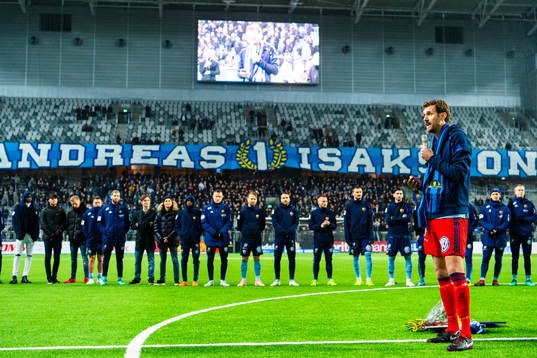 Djurgårdens målvakt Andreas Isaksson tackar publiken