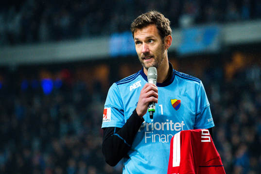 Djurgårdens målvakt Andreas Isaksson tackas av