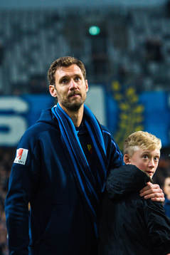 Djurgårdens målvakt Andreas Isaksson tackas av