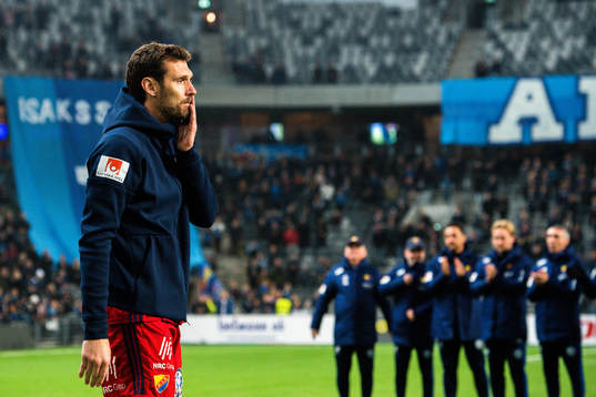 Djurgårdens målvakt Andreas Isaksson tackas av