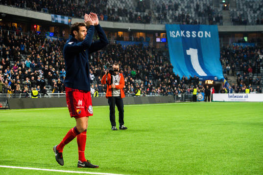 Djurgårdens målvakt Andreas Isaksson tackas av