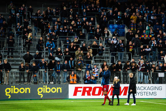 Djurgårdens målvakt Andreas Isaksson tackas av