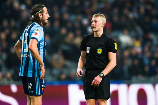 Djurgårdens Jonas Olsson och Domare Adam Ladeback