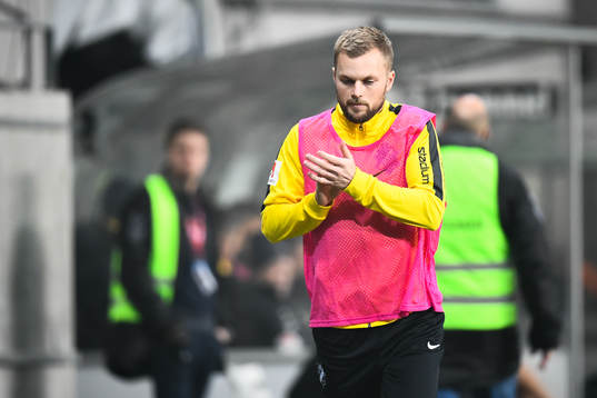 s Sebastian Larsson värmer upp