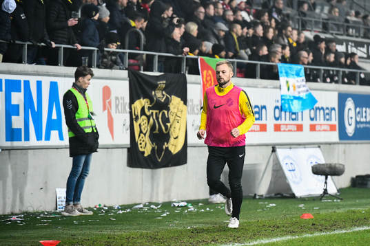 s Sebastian Larsson värmer upp