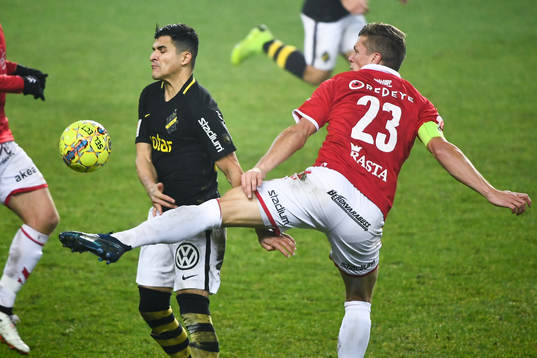 s Tarik Elyounoussi och Kalmars Viktor Elm i kamp om bollen