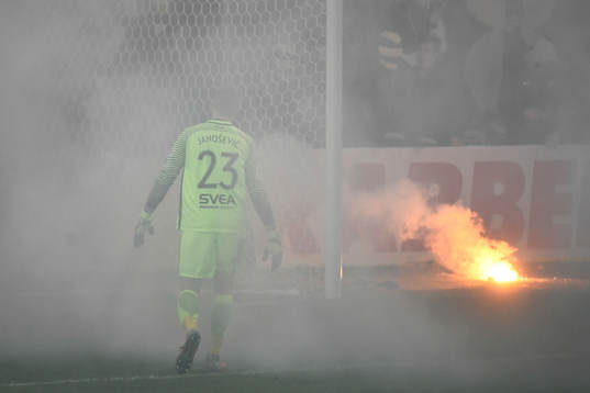 En bengal vid Kalmars målvakt Lucas Hägg-Johansson mål