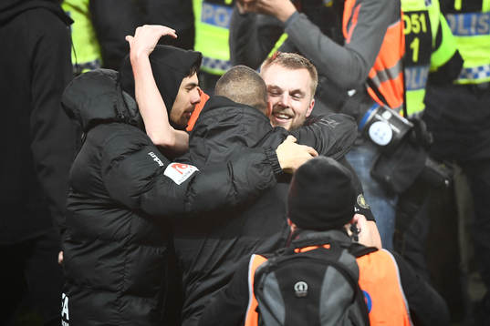 s Sebastian Larsson jublar
