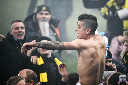 s Nicolas Stefanelli jublar med supportrar