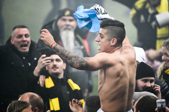 s Per Karlsson jublar med supportrar