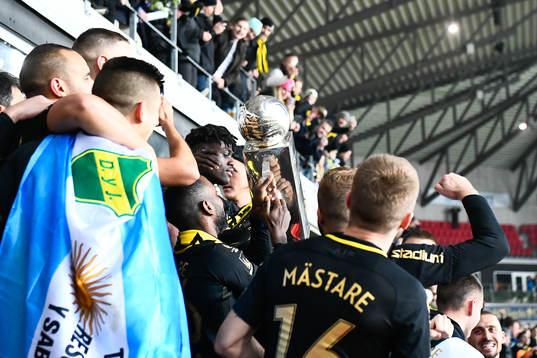 s spelare jublar med Lennart Johanssons pokal vid