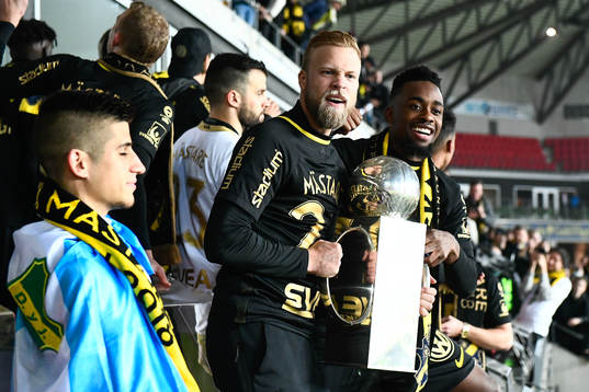 s Daniel Sundgren med Lennart Johanssons pokal