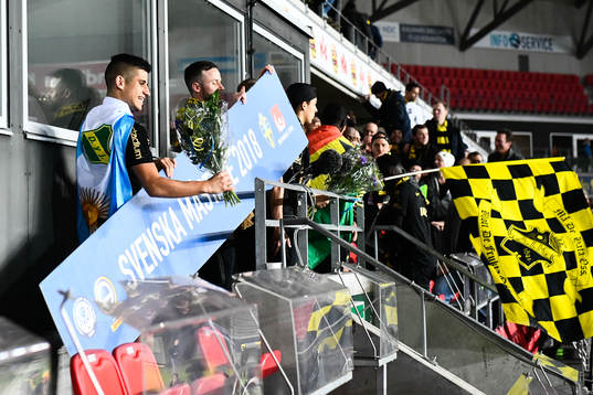 s Nicolas Stefanelli jublar med skylten där det står