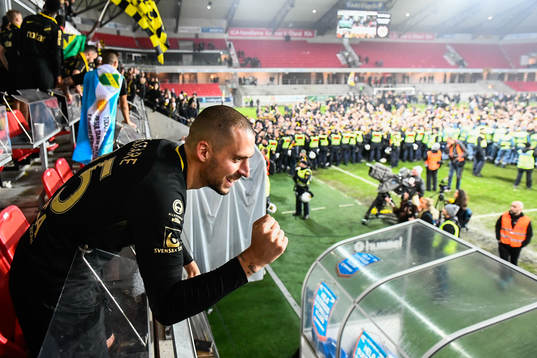s Panos Dimitriadis jublar uppe på läktaren framför