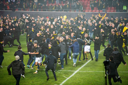 spelarna och supportrar jublar