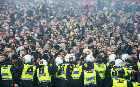 spelarna och supportrarna jublar