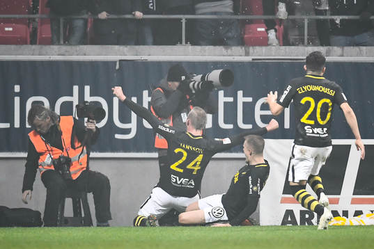 s Robin Jansson jublar med lagkamrater