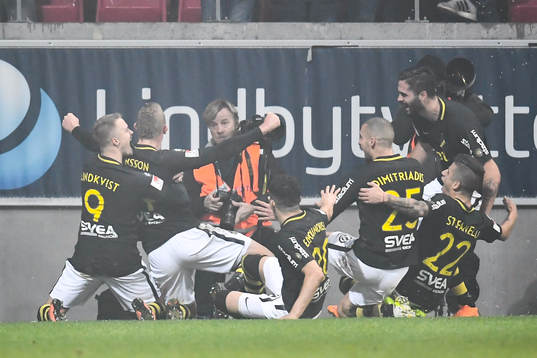 s Robin Jansson jublar med lagkamrater