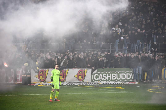 s supportrar bakom Kalmars målvakt AIK:s målvakt Budimir