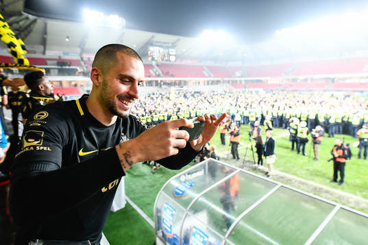 s Panos Dimitriadis jublar och tar en bild mot publiken