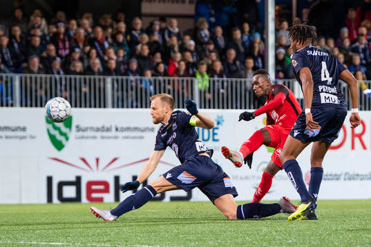 Daouda Bamba of Brann scores 2-1