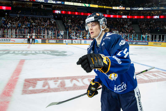 Ville Leskinen #24, FIN score 1-0