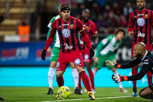 Östersunds Douglas Bergqvist och målvakt Aly Keita