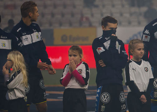 Mycket rökigt på Behrn Arena i samband med line-upen