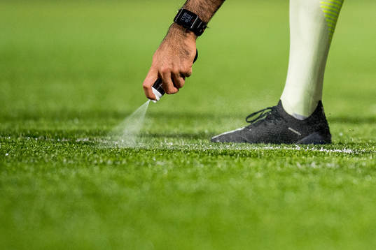 The vanishing spray of the referee
