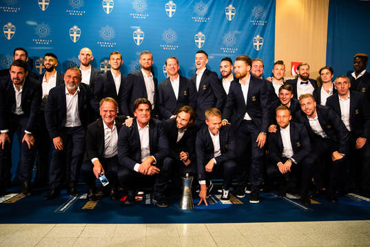 Djurgårdens spelare poserar med pokalen för Svenska Cupen