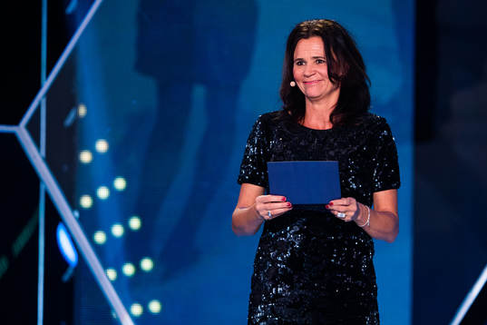 Malin Swedberg delar ut priset Årets genombrott (dam)