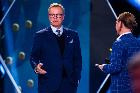 Svenska Spels Erik Strand delar ut priset Årets tränare